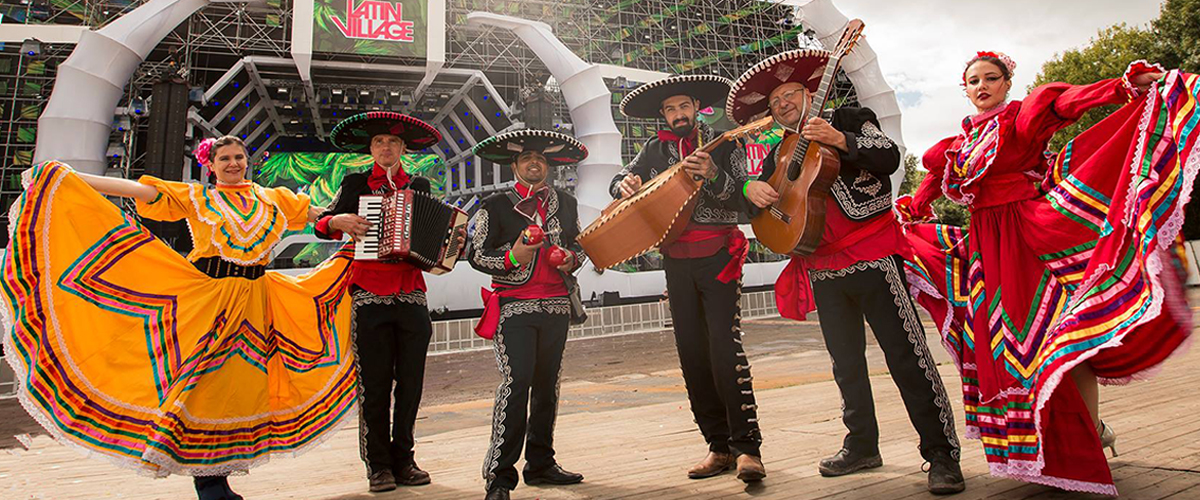 Dansers in originele kostuums uit alle windstreken van uit Mexico
